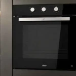 Forno de embutir elétrico Oster OFOR7740 77L embutido em móvel planejado de cozinha moderna
