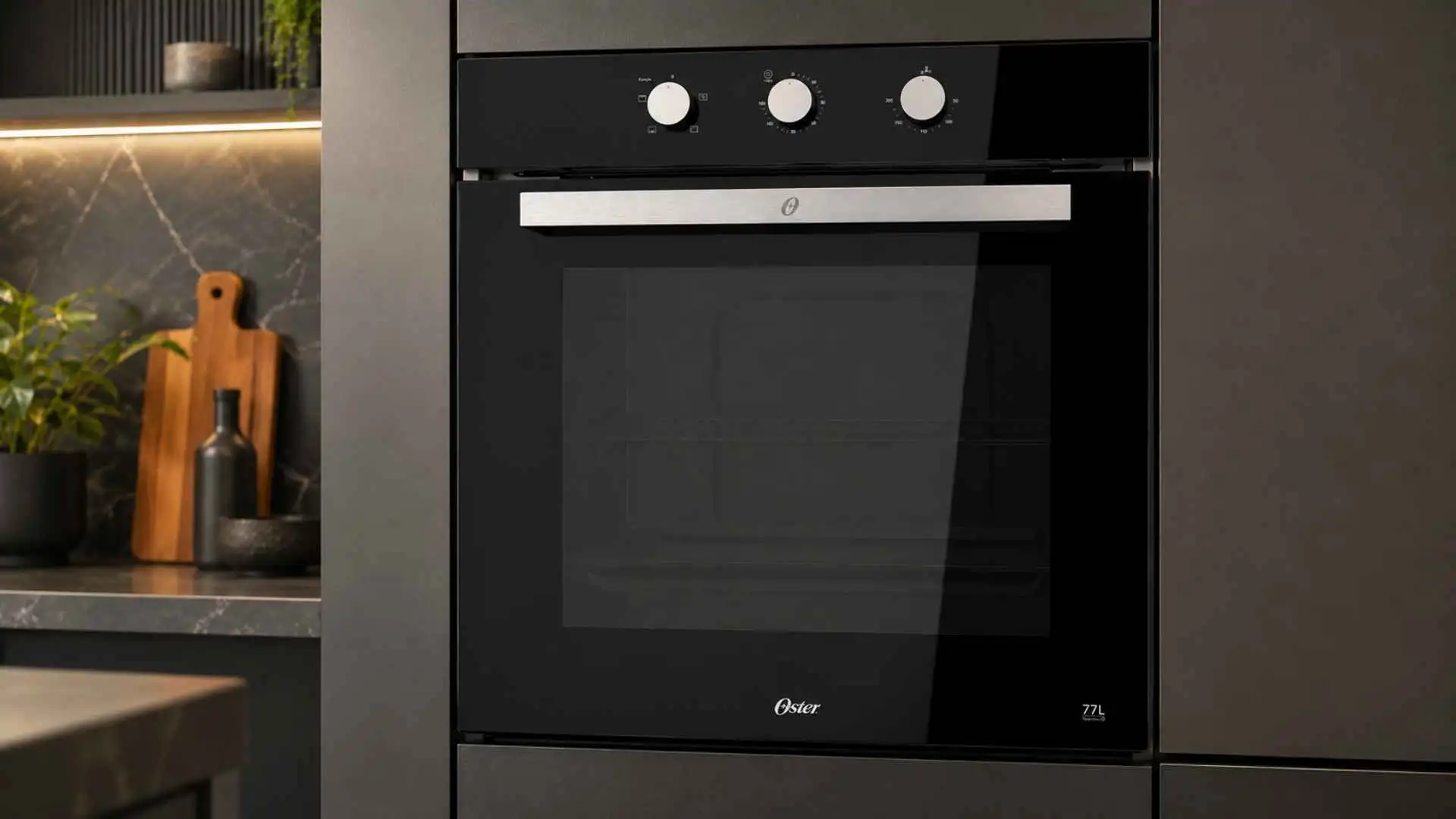 Forno de embutir elétrico Oster OFOR7740 77L embutido em móvel planejado de cozinha moderna