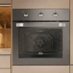 Forno elétrico de embutir EOS EFE72EEM 72 litros com porta espelhada instalado em armário planejado