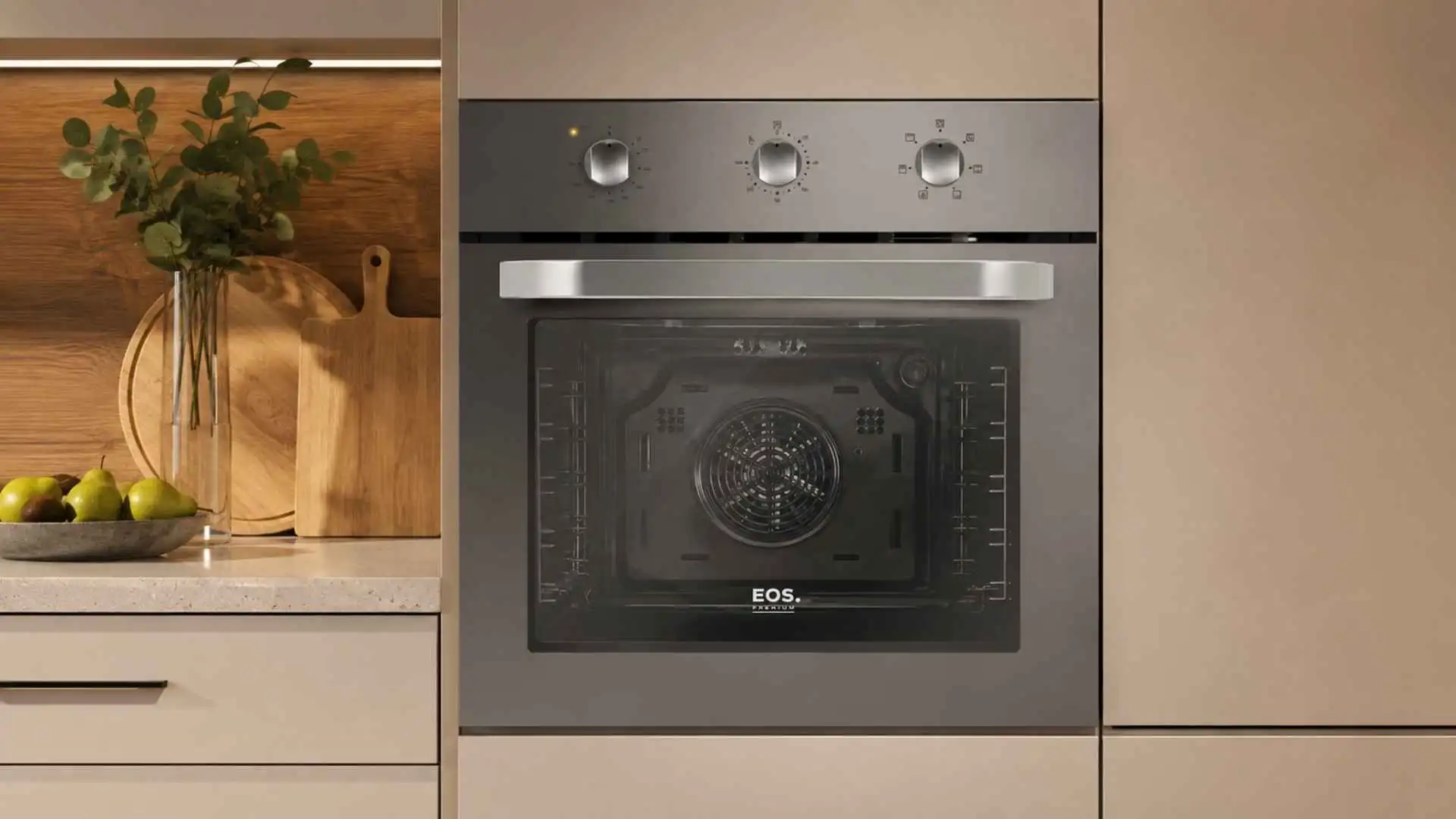 Forno elétrico de embutir EOS EFE72EEM 72 litros com porta espelhada instalado em armário planejado