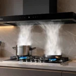 Coifa de parede 90cm Midea Smart Pro instalada sobre bancada com cooktop em funcionamento sugando fumaça