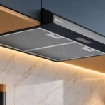 Detalhe do design slim e telas de alumínio laváveis do depurador de ar Electrolux DE6SB 60cm