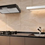 Depurador e exaustor Philco PDR60P Slim instalado acima da bancada com cooktop em cozinha planejada