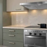 Depurador e Exaustor Philco Slim 60cm PDR60I instalado sob armário planejado acima do fogão.