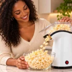 Mulher preparando pipoca saudável na bancada usando a Pipoqueira Elétrica Britânia Pop Time